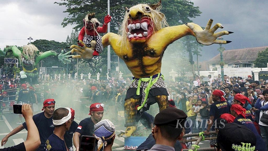Pawai Ogoh-ogoh - Berbagai komunitas umat Hindu mengikuti pawai ogoh-ogoh di sepanjang Jalan Malioboro hingga kawasan Titik Nol, Yogyakarta, Sabtu (10/3/2018). O