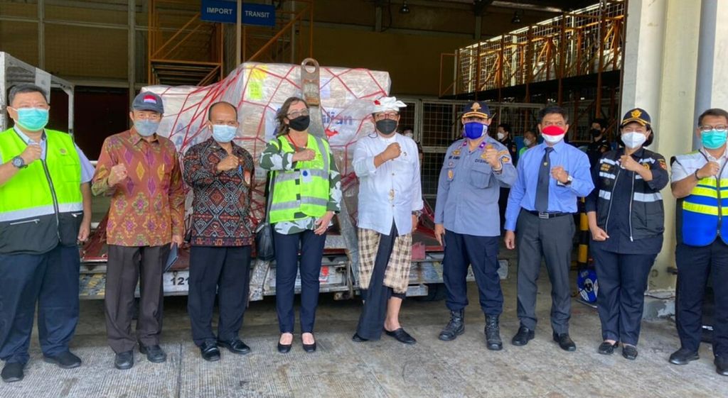 https://assetd.kompas.id/6YwNDN_QzibOyKKlPtMR4obKnK0=/1024x561/https%3A%2F%2Fkompas.id%2Fwp-content%2Fuploads%2F2021%2F08%2F20210818coke-australia-fasilitasi-kepulangan-warga-asing_1629288910.jpg