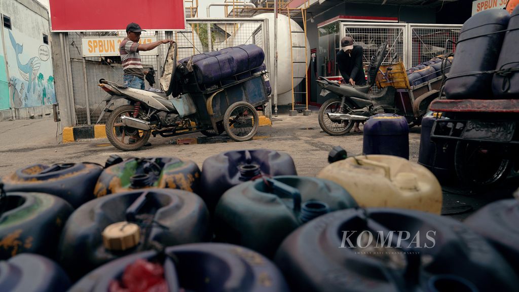 Nelayan antre mengisi bahan bakar minyak jenis solar bersubsidi di Stasiun Pengisian Bahan Bakar Umum Nelayan (SPBUN) Cilincing, Jakarta Utara, Rabu (21/9/2022). Pemerintah tengah menyiapkan koperasi agar berperan sebagai penyalur bahan bakar minyak atau BBM bersubsidi untuk nelayan. Dari sekitar 11.000 kampung nelayan, ketersediaan SPBUN hanya 388 unit atau 3,52 persen. 