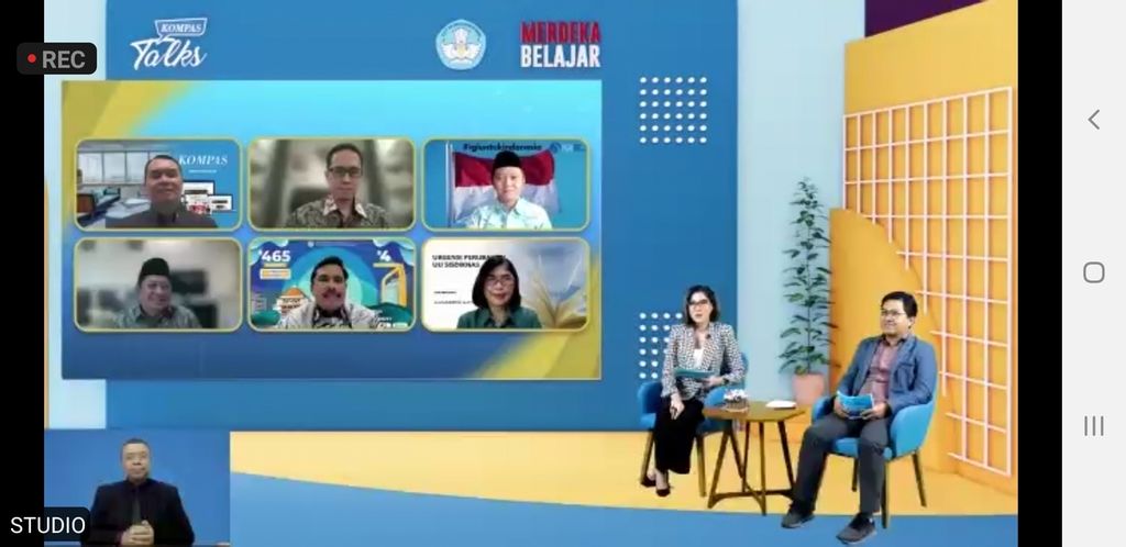Susana webinar Kompas Talks bertajuk ”RUU Sisdiknas Mencerdaskan Bangsa Melalui Inovasi Pendidikan”, kerja sama harian <i>Kompas</i> dan Kementerian Pendidikan, Kebudayaan, Riset, dan Teknologi, Kamis (21/4/2022). Tampil sebagai pembicara, antara lain, Kepala Badan Standar, Kurikulum, dan Asesmen Pendidikan Kemendikbudristek Anindito Aditomo.
