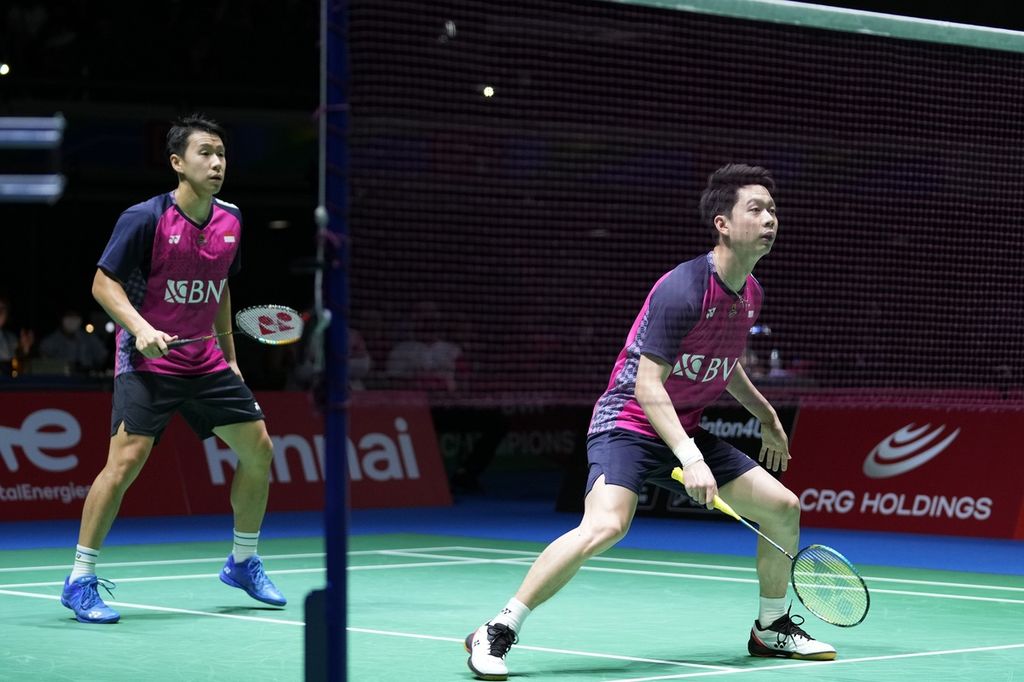 Ganda putra Indonesia Marcus Fernaldi Gideon dan Kevin Sanjaya Sukamuljo mengembalikan kok ke ganda putra Inggris Sean Vendy dan Ben Lane ada Kejuaraan Dunia Bulu Tangkis di Tokyo, Jepang, Kamis (25/8/2022). Marcus dan Kevin kalah dengan skor 15-21, 9-21. 