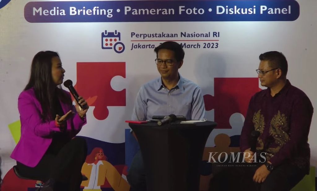 Deputy Chief Digital Transformation Office (DTO) Kementerian Kesehatan (Kemenkes) Agus Rachmanto (tengah) dan Koordinator Kelompok Kerja Komunikasi Risiko dan Keterlibatan Masyarakat (RCCE) Rizky Ika Syafitri (kiri) dalam diskusi publik terkait penggunaan data, komunikasi risiko, dan manajemen infodemik di Perpustakaan Nasional, Jakarta, Kamis (30/3/2023).