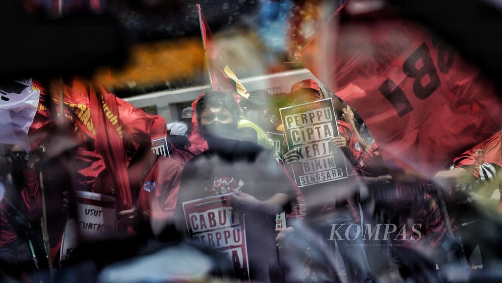 A number of labor alliances and civil society alliances that are members of the Joint People's Movement (GEBRAK) staged an action in front of the DPR/MPR Building Complex, Jakarta, voicing their rejection of the Government Regulation in Lieu of Law (Perppu) on Job Creation, Tuesday (10/1/2023) .