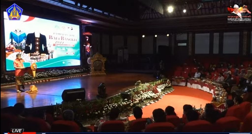 Dekranasda Bali bersama Pemprov Bali kembali menggelar pameran produk lokal dalam ajang IKM Bali Bangkit 2022 tahap I. Tampak dari tangkapan layar tayangan Gubernur Bali Wayan Koster ketika memberikan sambutan dalam acara pembukaan pameran IKM Bali Bangkit 2022 tahap I di Gedung Ksirarnawa, Taman Budaya Provinsi Bali, Kota Denpasar, Kamis (20/1/2022).