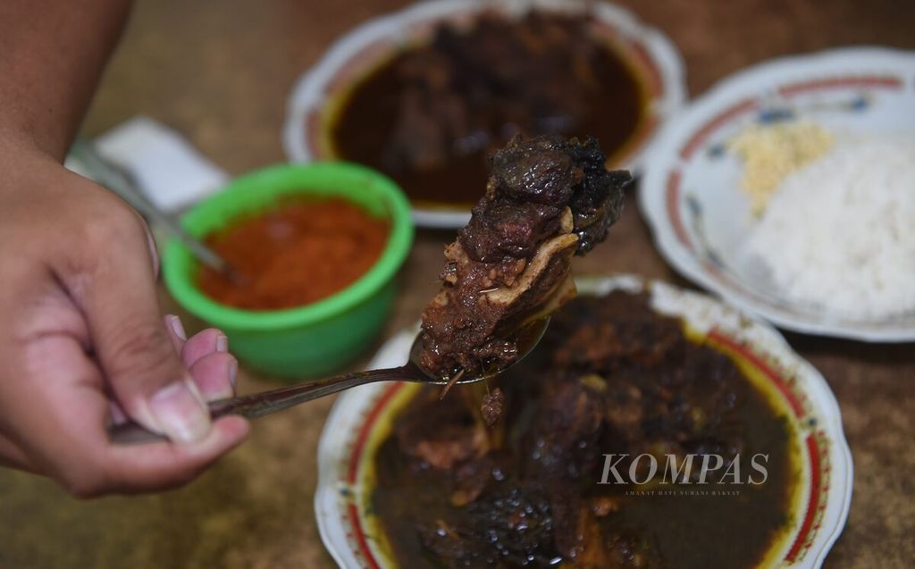 Rawon balungan Benowo H Mufid saat jam makan siang di Surabaya, Jawa Timur, Rabu (13/9/2023). Usaha rawon balungan tersebut berdiri sejak tahun 1965. 