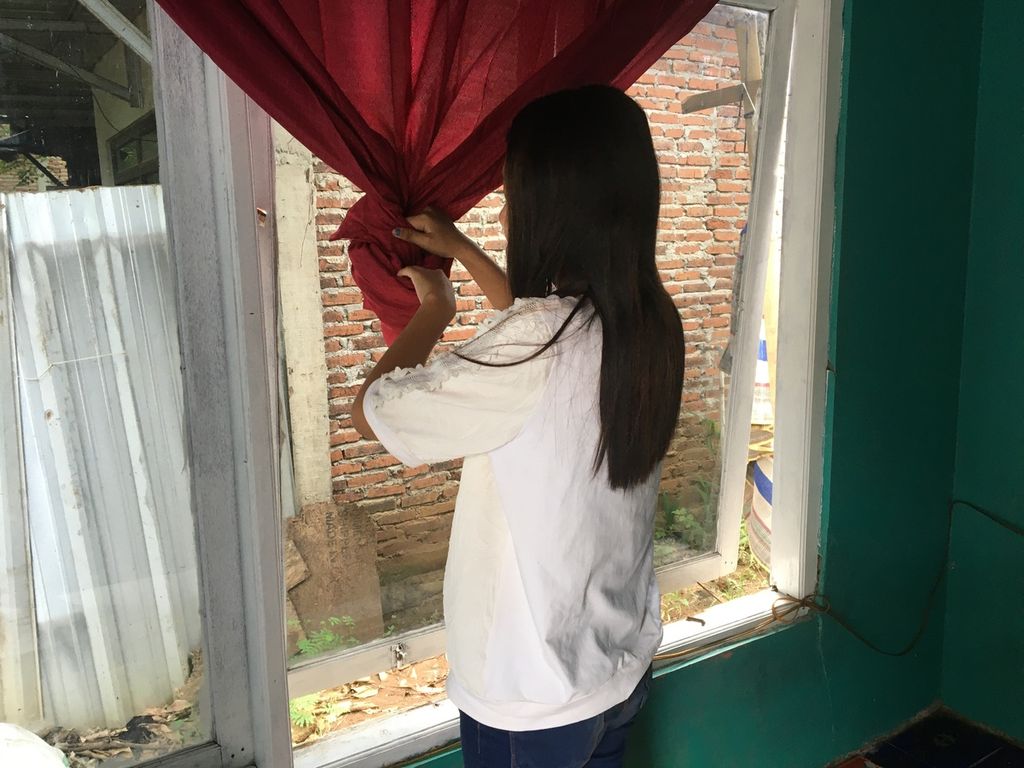WI (15), korban perdagangan anak asal Indramayu, Jawa Barat saat ditemui dirumahnya, Rabu (1/2/2023). WI pernah dipaksa menjadi pekerja di salah satu kafe di pedalaman Paniai, Papua.