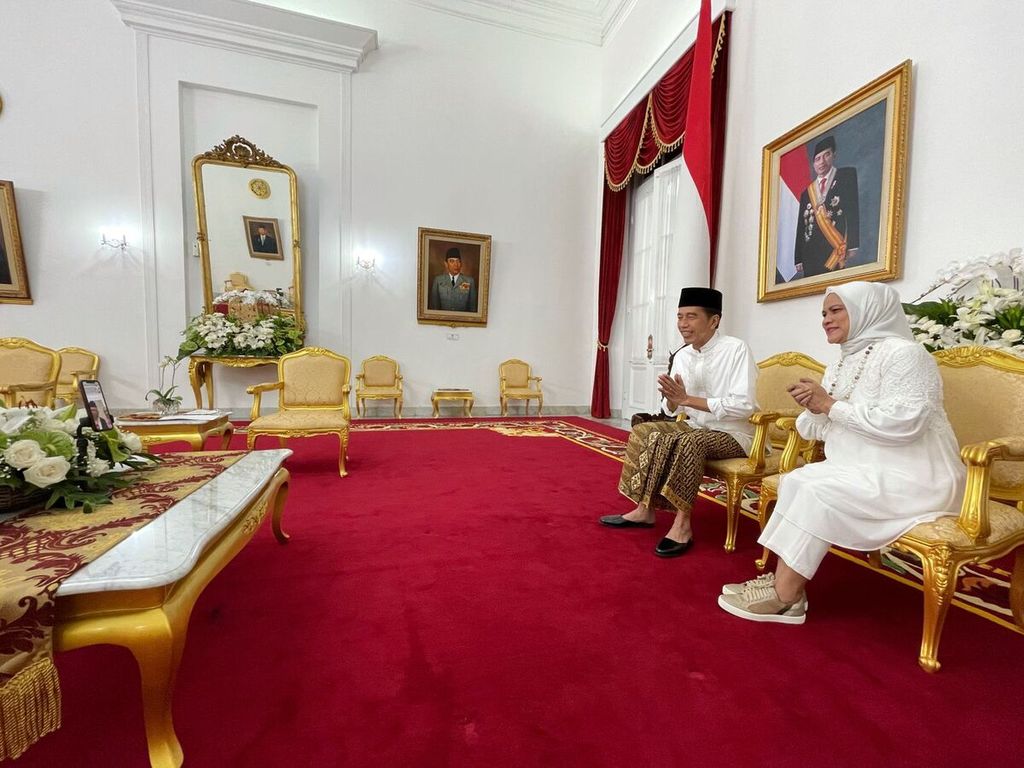 Presiden Joko Widodo bersama Ibu Iriana Joko Widodo saat mengucapkan selamat Idul Fitri dengan Wapres Ma’ruf Amin dan Ibu Wury Ma’ruf Amin, di Gedung Agung, Istana Kepresidenan Yogyakarta, Senin (2/5/2022).