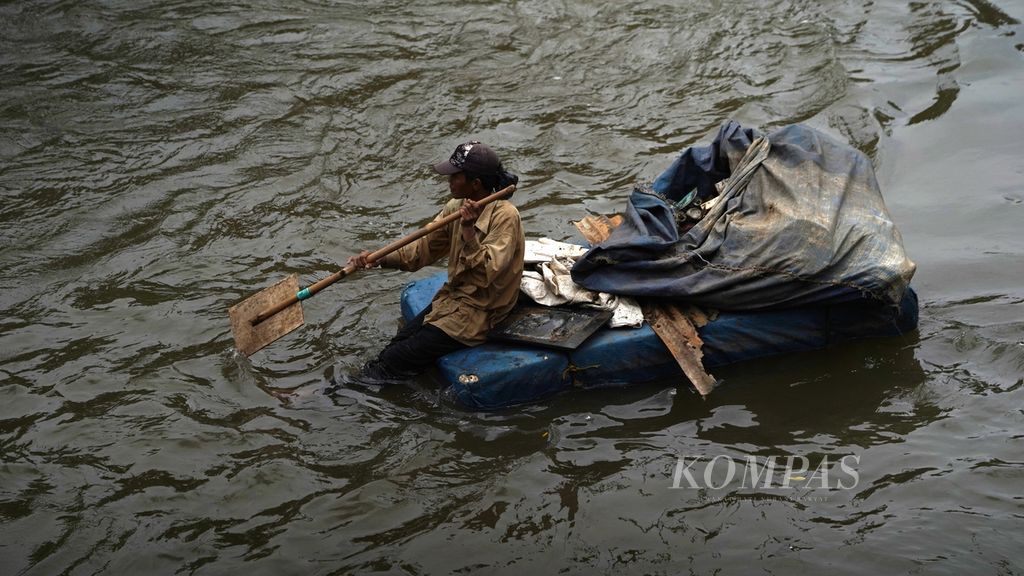 Pemulung menggunakan pelampung mencari barang yang tercecer di Sungai Ciliwung di Tebet, Jakarta Selatan, Selasa (7/2/2023). Badan Pusat Statistik Jakarta mencatat posisi kemiskinan ekstrem di Jakarta per Maret 2022 mencapai 0,89 persen atau sejumlah 95.668 jiwa. Kenaikan harga bahan bakar minyak mendongkrak harga pangan dan nonpangan penyumbang garis kemiskinan. 