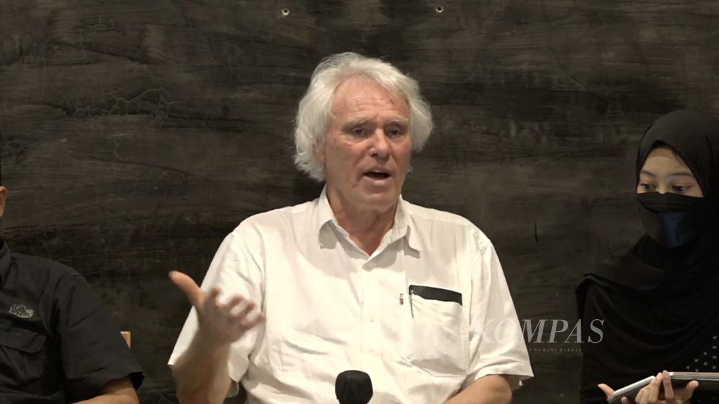 Olle Törnquist, penulis buku berjudul <i>In Search of New Social Democracy: Insights from the South - Implications for the North,</i> dalam diskusi publik bertajuk "Tantangan Gerakan Sosial dan Demokrasi di Indonesia", Senin (11/4/2022), yang diselenggarakan Public Virtue Research Institute, Centra Initiative, dan Transparency International Indonesia. 