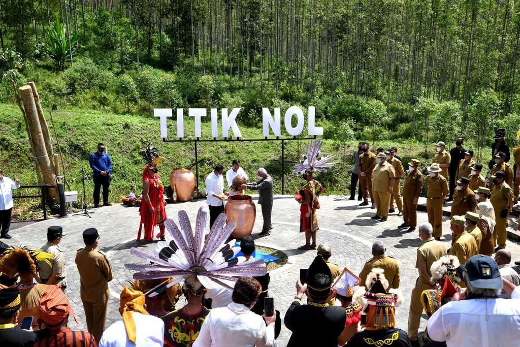 Suasana prosesi penyatuan tanah dan air dari semua provinsi di Indonesia ke dalam sebuah gentong di Titik Nol Kilometer IKN Nusantara, Kabupaten Penajam Paser Utara, Provinsi Kalimantan Timur, Senin (14/3/2022).