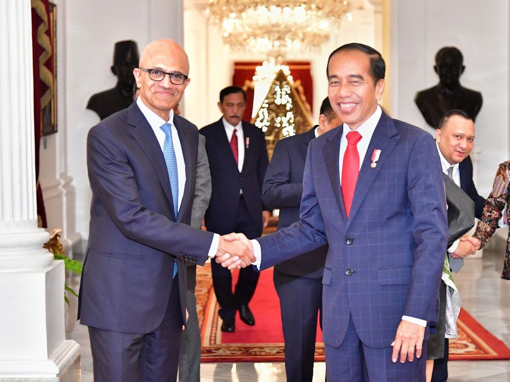 Presiden Joko Widodo menerima CEO Microsoft Satya Nadella, di Istana Merdeka, Jakarta, Selasa (30/4/2024).