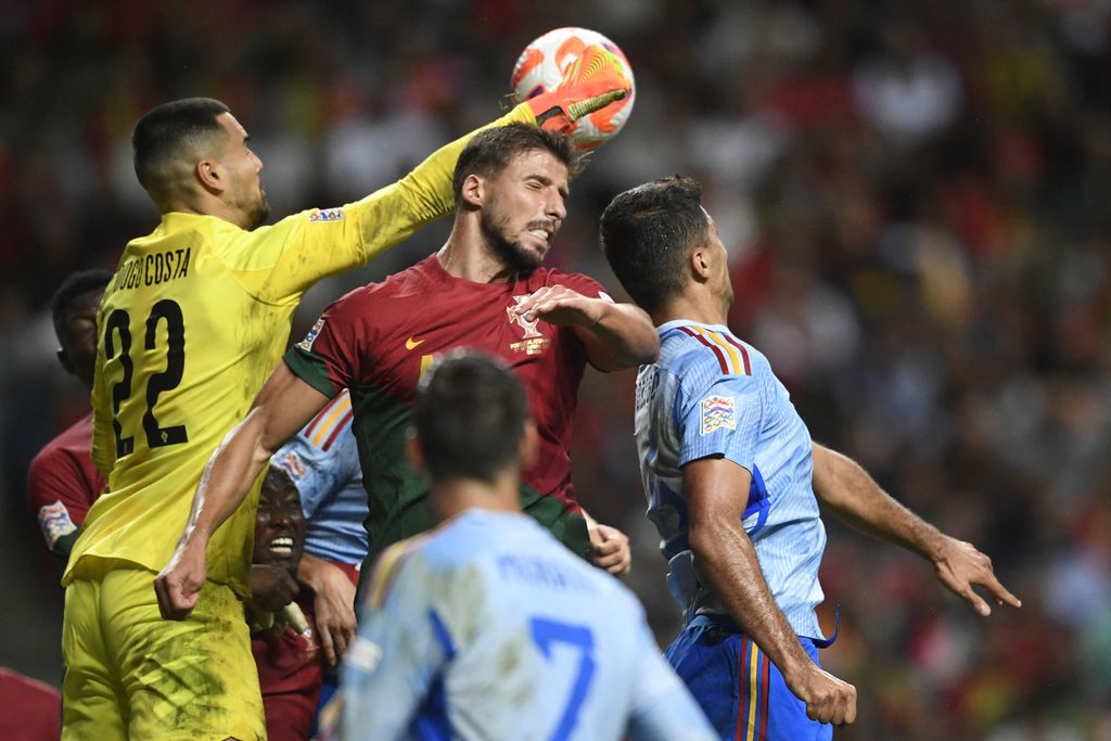 Bek Portugal Ruben Dias (tengah) mencoba menyundul bola dalam pertandingan terakhir Grup A2 Liga Nasional Eropa antara Portugal dan Spanyol di Stadion Municipal de Braga, Portugal, Rabu (28/9/2022) dini hari WIB. 