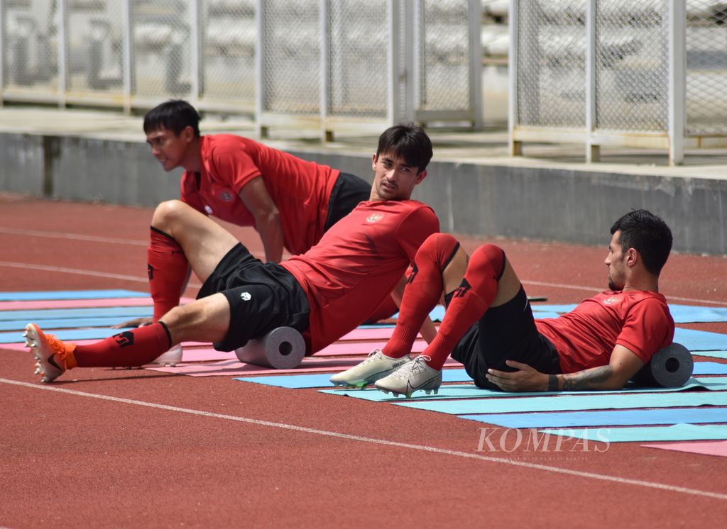 Gelandang Gavin Kwan Adsit dan Stefano Lilipaly melakukan terapi penyembuhan cedera di sela-sela mengikuti pemusatan latihan timnas sepak bola Indonesia di Stadion Madya Senayan, Jakarta, Selasa (18/2/2020).