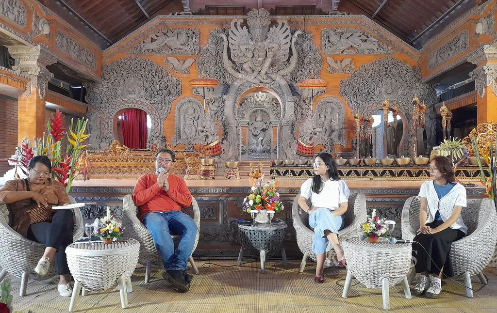 Koalisi Bali Emisi Nol Bersih bersama World Resources Institute (WRI) Indonesia, Ubud Writers and Readers Festival (UWRF), dan Balebengong.id mengadakan diskusi publik dengan topik "Bali Bicara Macet, Keterlibatan Masyarakat Dalam Perbaikan Mobilitas dan Pengalaman Pariwisata di Bali" di Gedung Balai Banjar Ubud Kelod, Ubud, Kabupaten Gianyar, Bali, Sabtu (24/2/2024).