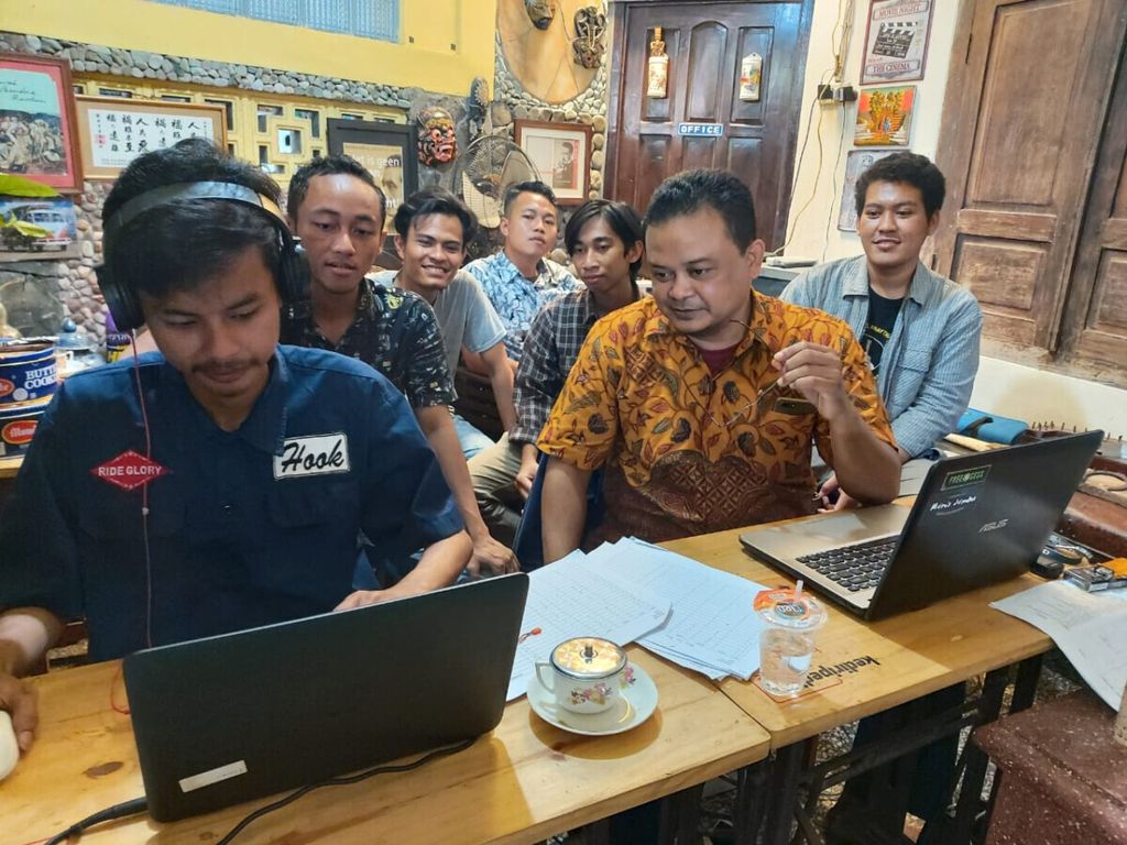 Praktisi Dwidjo U Maksum memberikan pendidikan dan pelatihan untuk para mahasiswa magang dari sejumlah perguruan tinggi, di antaranya mahasiswa komunikasi IAIN Kediri. 