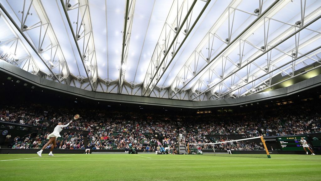 Petenis AS, Serena Williams, memukul bola saat melawan petenis Perancis, Harmony Tan, pada laga babak pertama Grand Slam Wimbledon di Lapangan Utama All England Tennis Club, Wimbledon, Rabu (29/6/2022) dini hari WIB. Serena kalah dari Tan, 5-7, 6-1, 6-7 (10-7) setelah pertandingan selama 3 jam 11 menit.