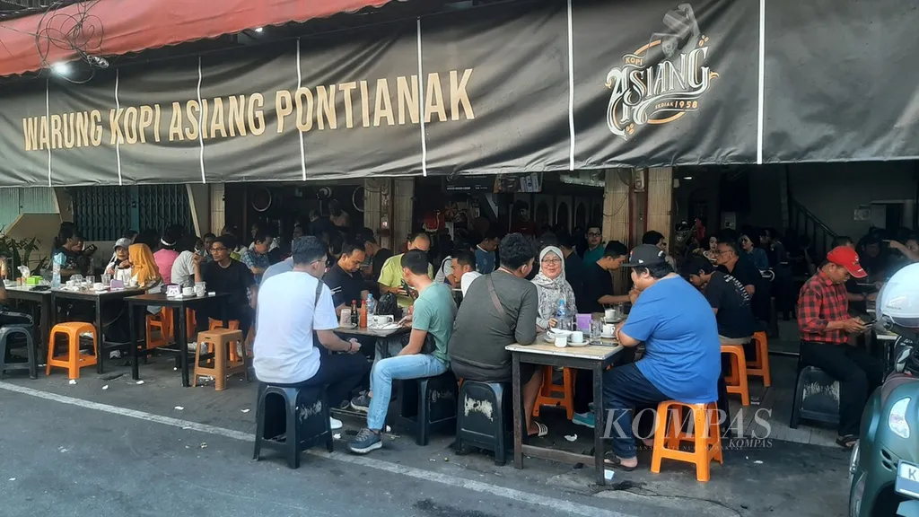 Sejak pagi, salah satu warung kopi di Kota Pontianak, Kalimantan Barat, telah dipenuhi pengunjung, Sabtu (20/7/2024).