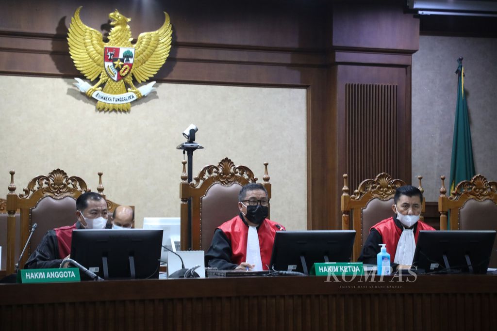 Majelis hakim memimpin persidangan dengan terdakwa bekas Wakil Ketua DPR, Azis Syamsuddin, di Pengadilan Tindak Pidana Korupsi (Tipikor), Jakarta, Senin (6/12/2021). 