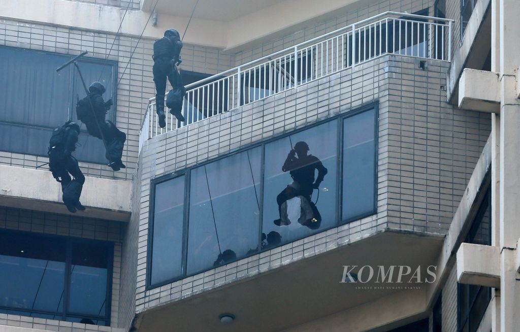 Personil Sat 81 Kopassus melakukan penyerbuan untuk membebaskan sandera dalam latihan penanggulangan terorisme Satuan Gultor TNI di Hotel sultan, Senayan, Jakarta, Rabu (1/8/2018). Latihan yang diikuti personil Sat-81 Kopassus TNI AD, Denjaka TNI AL, Sat Bravo 90 TNI AU itu untuk mewujudkan kesiapan operasional satuan Gultor TNI, terutama dalam pengamanan pelaksanaan Asian Games 2018.