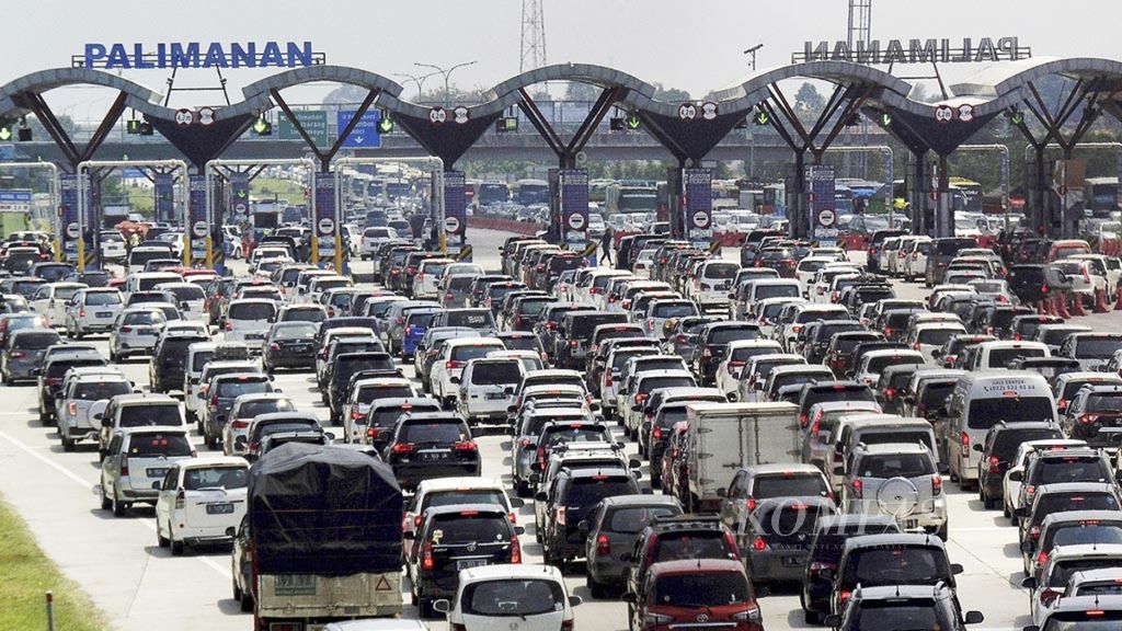 Kendaraan mengantre menjelang Gerbang Tol Palimanan di Kabupaten Cirebon, Jawa Barat, Sabtu (23/12/2021) siang. Lonjakan jumlah kendaraan saat libur Natal dan Tahun Baru memicu kepadatan di Gerbang Tol Palimanan hingga lebih dari 4 kilometer. 