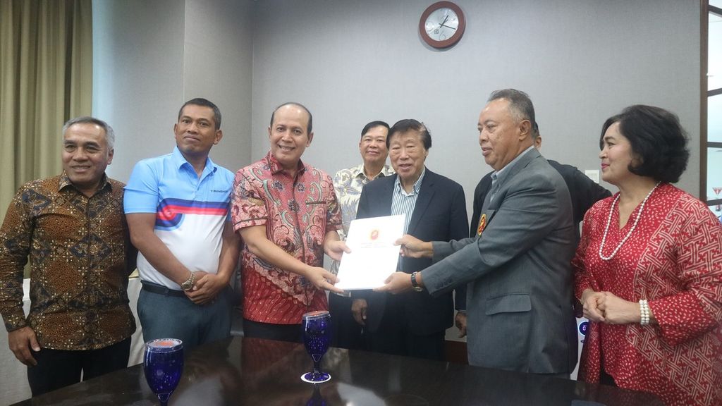 Kepala Badan Nasional Penanggulangan Terorisme Boy Rafli Amar (ketiga dari kiri) menyerahkan dokumen pendaftaran bakal calon Ketua Umum PB PGI periode tahun 2023-2027 kepada Tim Penjaringan dan Penyaringan Calon Ketua Umum PB PGI di Pondok Indah Golf Course, Jakarta, Kamis (9/2/2023). Ketua Umum PGI Murdaya Po (tengah) turut menyaksikan pendaftaran tersebut.
