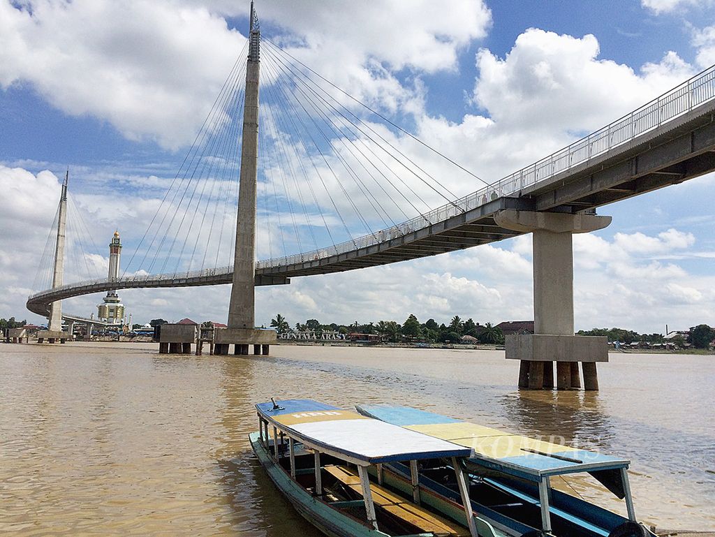 Suasana di bawah Jembatan Pedestrian, Kota Jambi, Sabtu (16/5/2015). 