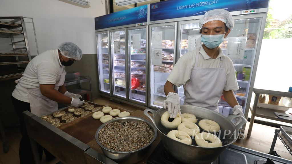https://assetd.kompas.id/77oWBL4ku7EZ34Iu8Fhg9UvRmyc=/1024x575/filters:watermark(https://cdn-content.kompas.id/umum/kompas_main_logo.png,-16p,-13p,0)/https%3A%2F%2Fkompas.id%2Fwp-content%2Fuploads%2F2021%2F09%2Fbb0406b4-4e23-4aa3-b40f-0b9f9bc179c3_jpg.jpg