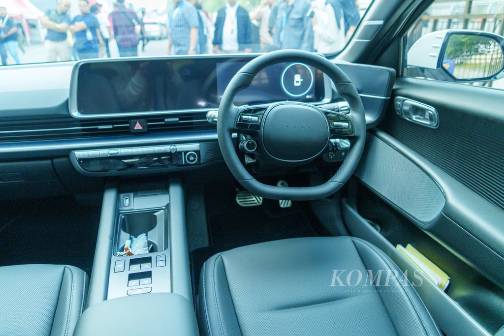 Kabin kemudi Hyundai Ioniq 6 dalam pameran GIIAS 2023 di ICE BSD, Kabupaten Tangerang, Banten, Senin (14/8/2023).