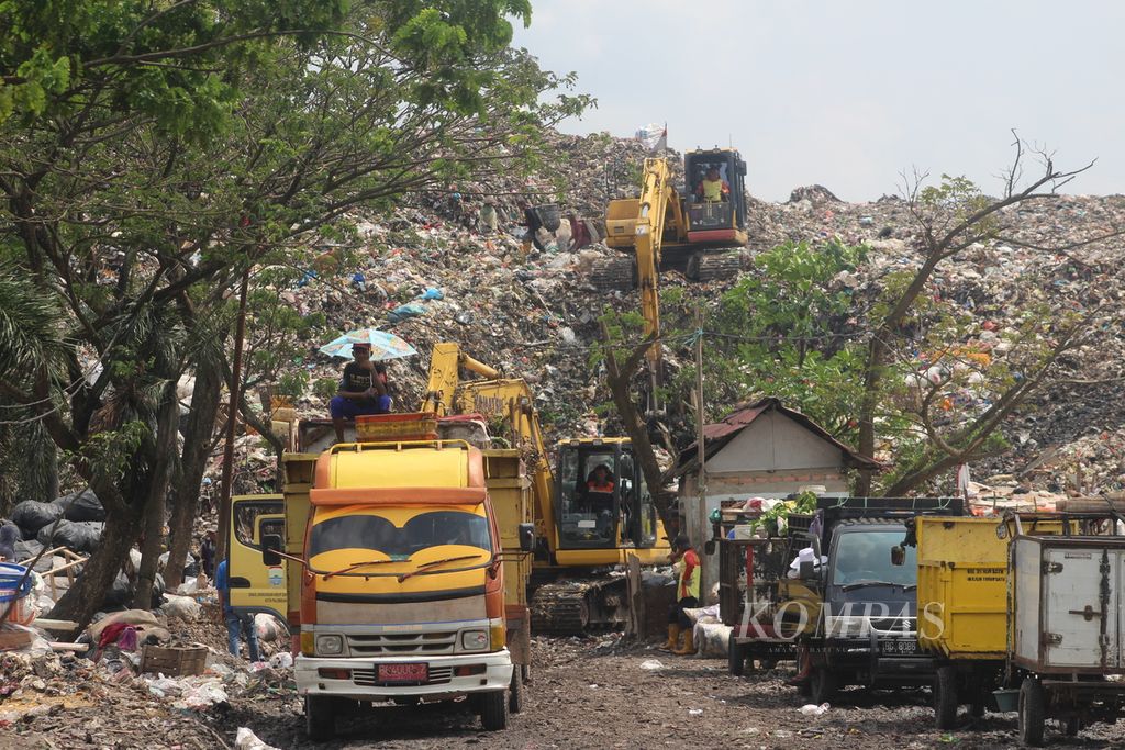 Aktivitas di Tempat Pemrosesan Akhir Sukawinatan, Palembang, Sumatera Selatan, Kamis (25/8/2022). Di TPA ini ditampung sekitar 800 ton sampah per hari. Sebagian besar sampah merupakan sampah rumah tangga.
