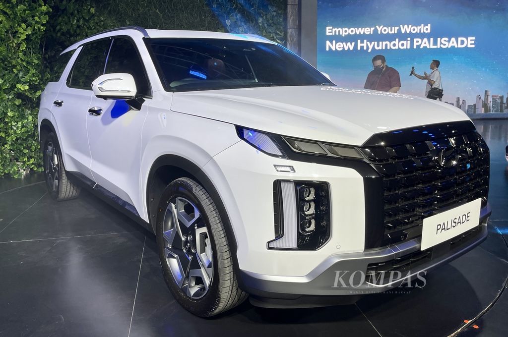 Hyundai Palisade edisi terbaru diluncurkan Kamis (28/7/2022) di gedung The Langham, kawasan SCBD, Jakarta. Perubahan pada versi terkini tampak pada bagian gril yang lebih tegas dan berkelir hitam, serta penyematan fitur berkemudi yang lebih lengkap.