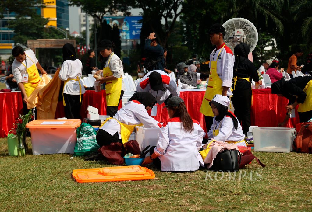 Peserta dari salah satu perwakilan kampus menyiapkan perlengkapan dan peralatan untuk menampilkan hasil kuliner buatan mereka pada Semarang Semarang Introducing Market di Lapangan Pancasila, Kota Semarang, Jawa Tengah, Minggu (5/5/2024).