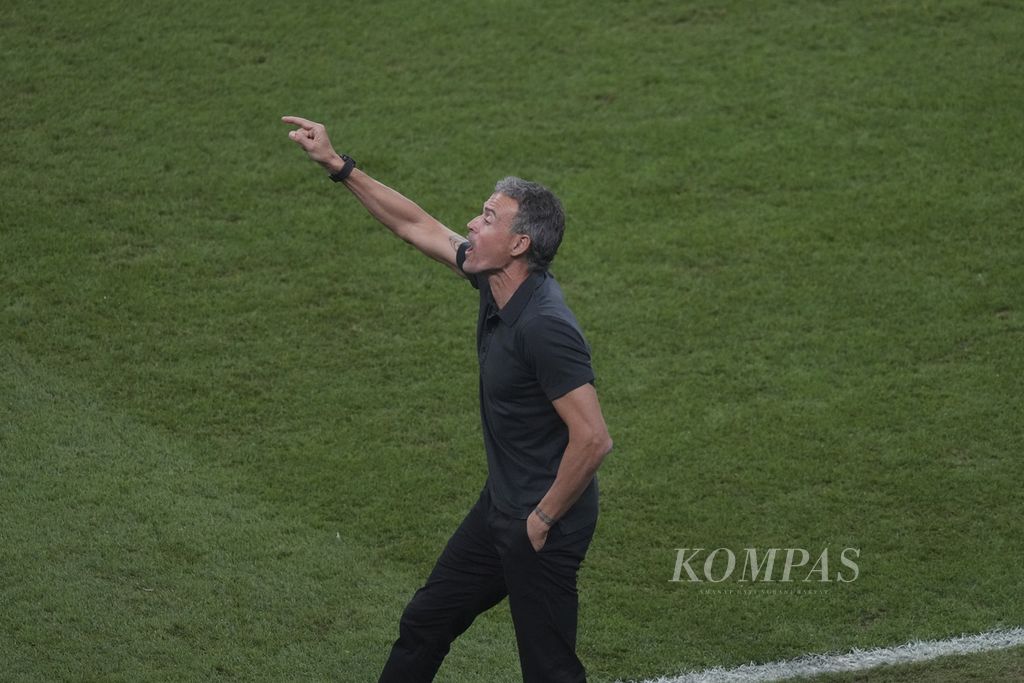 Pelatih Spanyol Luis Enrique memberi instruksi kepada pemain saat melawan Jepang di fase Grup E di Stadion Khalifa, Qatar, Jumat (02/12/2022) dini hari WIB.