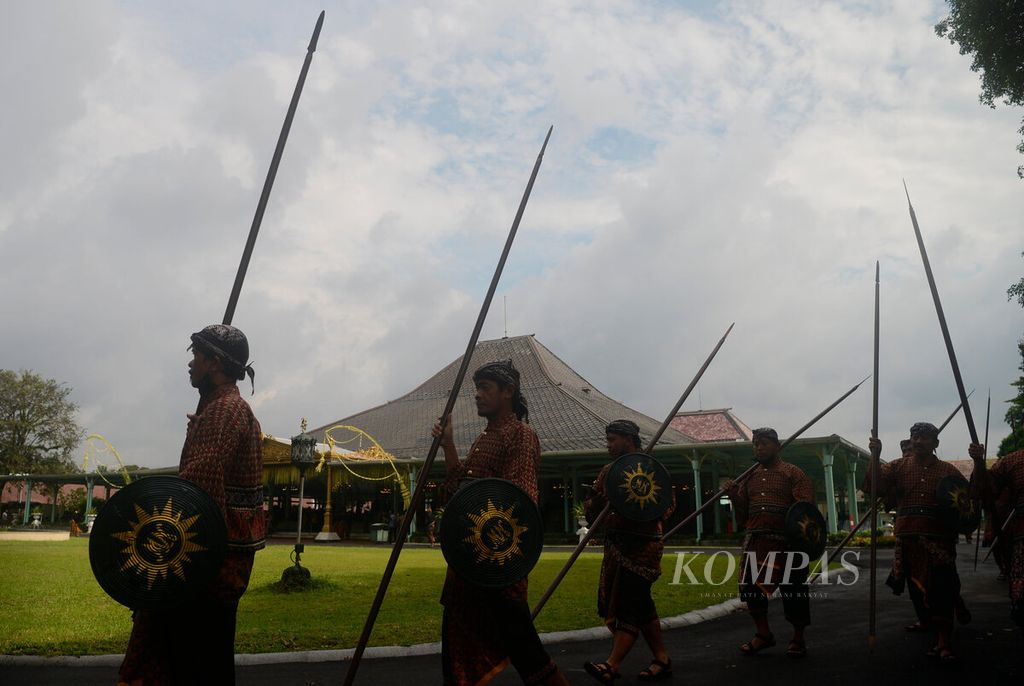 <i>Abdi dalem </i>menyiapkan diri mereka sebelum pelaksanaan upacara penobatan Mangkunegara X di Pura Mangkunegaran, Kota Surakarta, Jawa Tengah, Sabtu (12/3/2022). 