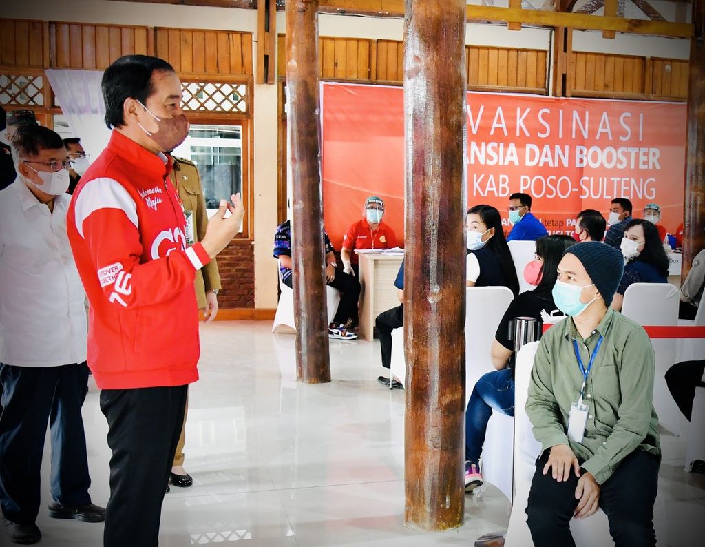 Seusai meresmikan PLTA Poso Energy 515 megawatt dan PLTA Malea Energy 90 megawatt, Jumat (25/2/2022), Presiden Joko Widodo didampingi Wakil Presiden ke-10 dan ke-12 yang sekaligus pendiri Kalla Group, Jusuf Kalla, meninjau pelaksanaan vaksinasi Covid-19 untuk warga lansia dan masyarakat yang diadakan di Ruang Serbaguna PLTA Poso Energy, Kabupaten Poso, Sulawesi Tengah.