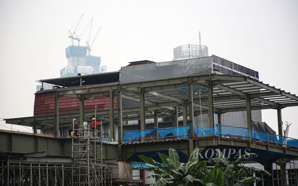 Aktivitas pekerja di proyek Simpang Temu Dukuh Atas, Jakarta Pusat, Rabu (19/10/2022). Proyek infrastruktur yang masih berlangsung menyerap banyak tenaga kerja sektor informal.