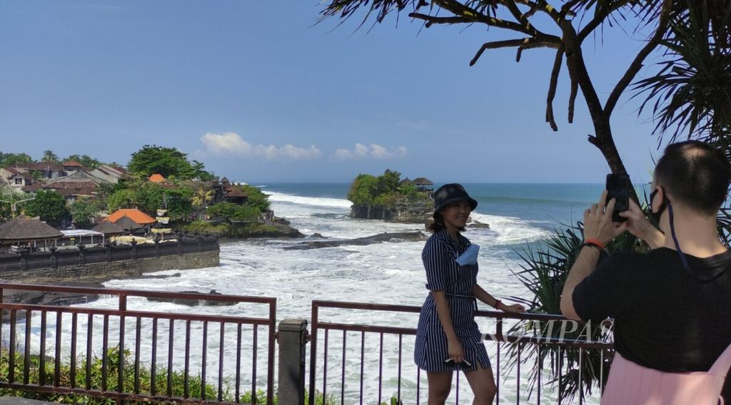 https://assetd.kompas.id/7MXWv8FFW5_w1pt2TU2DQTXRIEg=/1024x568/filters:watermark(https://cdn-content.kompas.id/umum/kompas_main_logo.png,-16p,-13p,0)/https%3A%2F%2Fkompas.id%2Fwp-content%2Fuploads%2F2021%2F05%2F20210531cokd-prokes-di-obyek-wisata_1622450730.jpg