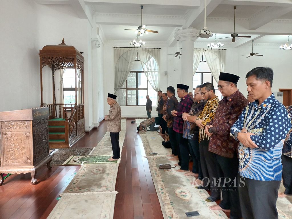 Wakil Presiden Ma'ruf Amin saat memimpin shalat di Masjid Pudong, Shanghai, Republik Rakyat China, Senin (18/9/2023).