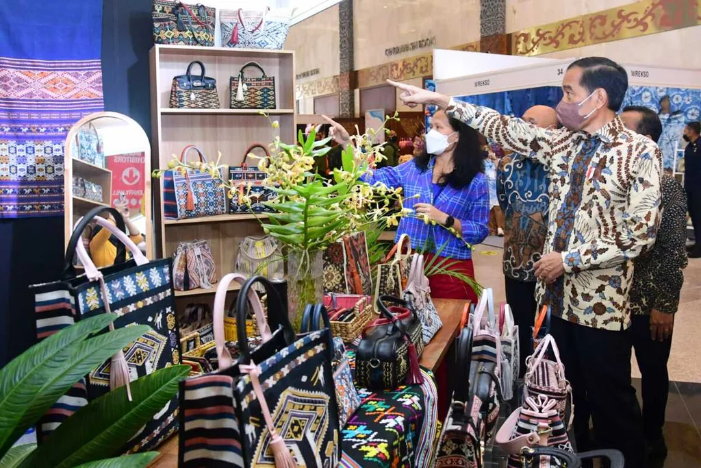 Presiden Joko Widodo mengamati produk-produk kerajinan yang dipamerkan di Inacraft 2022. Pameran berlangsung 23 Maret sampai 27 Maret 2022.