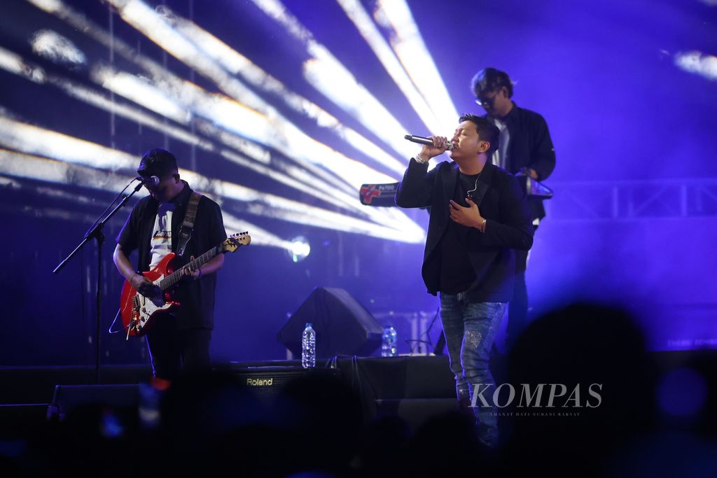 Penyanyi Denny Caknan tampil pada hari ketiga Prambanan Jazz Festival di kompleks Candi Prambanan, Sleman, DI Yogyakarta, Minggu (9/7/2023). 