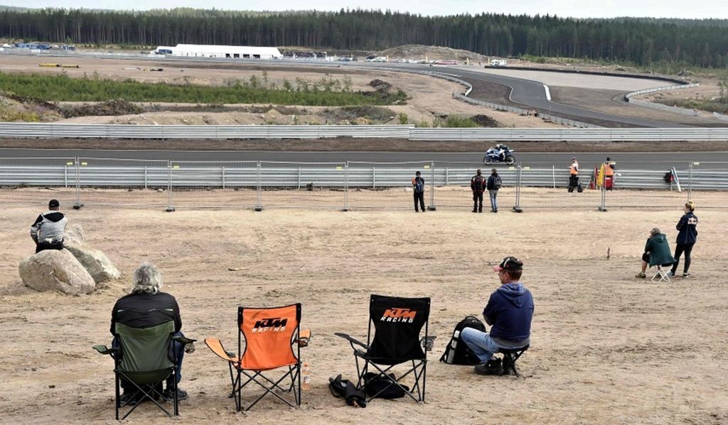 Dokumentasi foto 2019 ini memperlihatkan penonton menyaksikan balapan di Sirkuit Kymiring, Finlandia. 