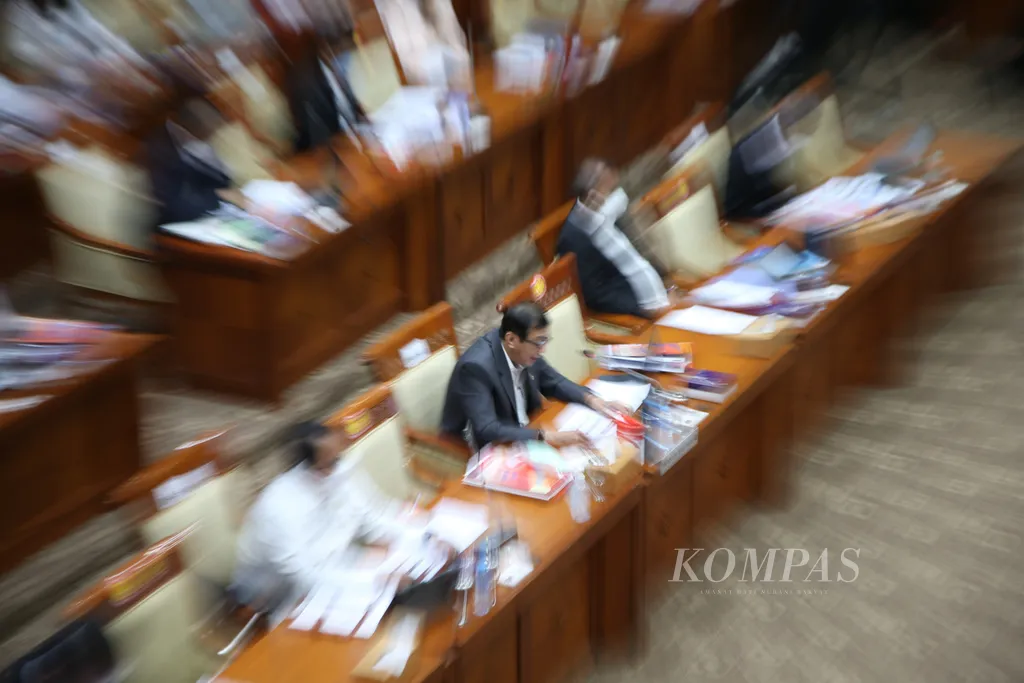 Menteri Hukum dan Hak Asasi Manusia (HAM) Yasonna Laoly mengikuti rapat kerja dengan Komisi III DPR di Kompleks Parlemen, Senayan, Jakarta, Rabu (2/2/2022). Rapat membahas penjelasan kinerja Kementerian Hukum dan HAM, pandangan fraksi dan pembahasan anggaran.