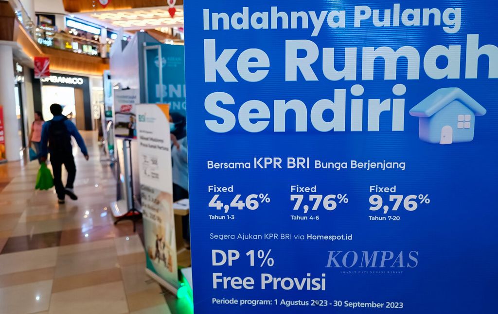 Sebuah promosi penawaran kredit perumahan yang dipasang di salah satu stan di Mal Ciputra, Kota Semarang, Jawa Tengah, Jumat (11/8/2023). Pameran tersebut menawarkan hunian dari skala mewah, menengah, hingga bersubsidi bagi masyarakat yang mencari tempat tinggal atau investasi. 