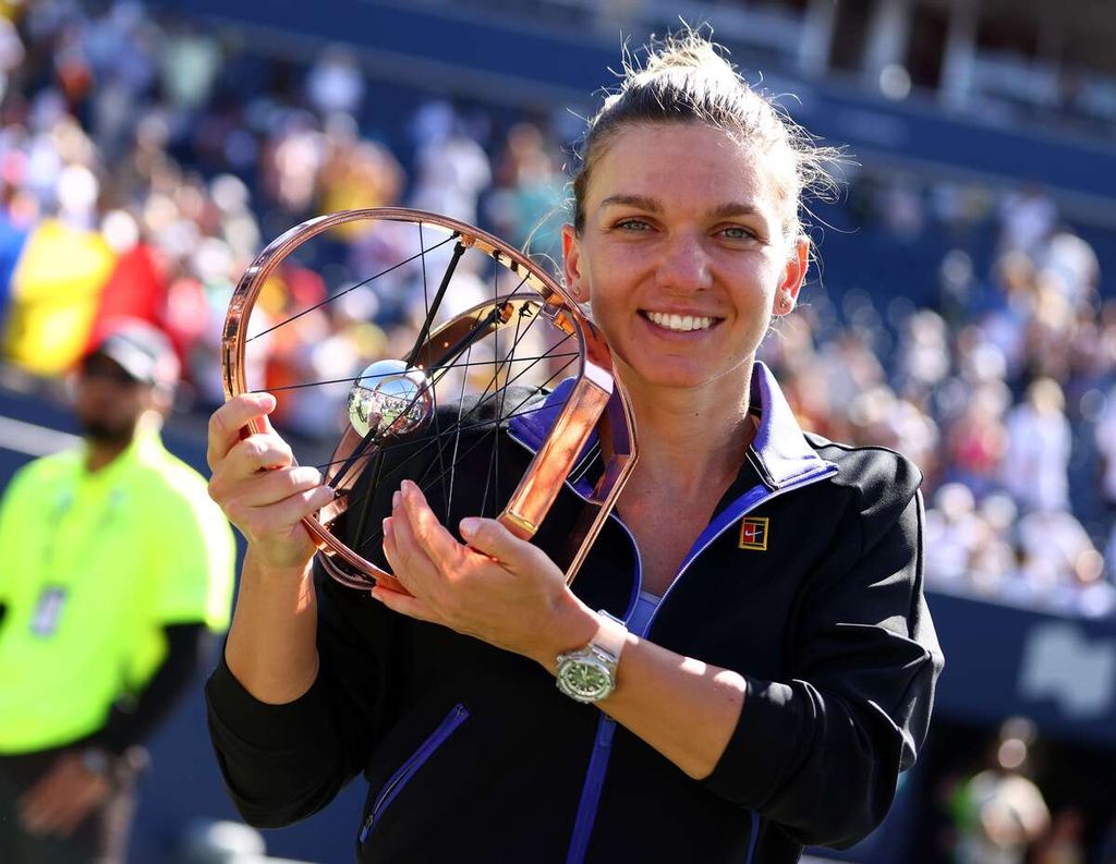 Petenis Romania, Simona Halep, merayakan gelar juara WTA 1000 Toronto setelah mengalahkan petenis Brasil, Beatriz Haddad Maia, pada laga final, di Toronto, Kanada, Minggu (14/8/2022). Halep menang dengan skor 6-3, 2-6, 6-3.