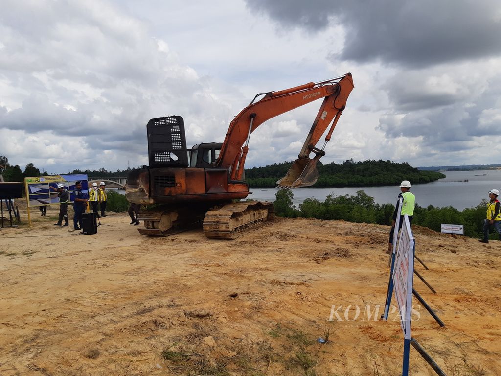 Alat berat dioperasikan dalam pembangunan dermaga logistik Ibu Kota Nusantara di Kelurahan Pantai Lango, Kecamatan Penajam, Kabupaten Penajam Paser Utara, Kalimantan Timur, Jumat (20/1/2023).