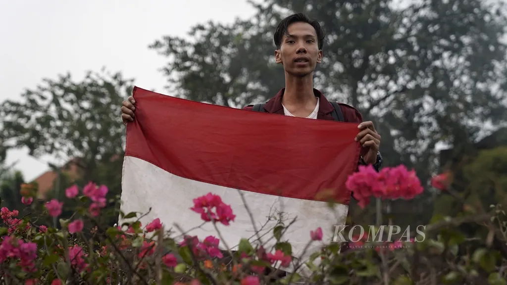 Pengunjuk rasa membawa bendera merah putih saat demo di depan Gedung DPR RI, Senayan, Jakarta, Selasa (24/9/2019). Mahasiswa menuntut dibatalkannya Undang-undang Komisi Pemberantasan Korupsi (UU KPK) yang baru saja direvisi dan menolak Revisi Kitab Undang-undang Hukum Pidana (RKUHP).KOMPAS/AGUS SUSANTO (AGS)24-9-2019