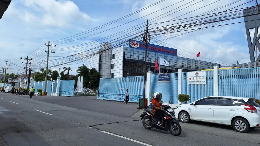 Suasana di depan kompleks pabrik utama PT Sri Rejeki Isman Tbk atau Sritex di Kabupaten Sukoharjo, Jawa Tengah, Jumat (20/12/2024) pagi. Mahkamah Agung menolak kasasi atas putusan pailit terhadap perusahaan tekstil tersebut pada 18 Desember 2024.