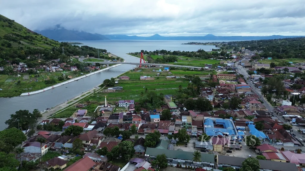 Jembatan Aek Tano Ponggol sepanjang 294 meter membentang di atas perairan Danau Toba menghubungkan Pulau Samosir (sisi kanan) dengan Pulau Sumatera, di Kabupaten Samosir, Sumatera Utara, Jumat (20/9/2024). Pariwisata Danau Toba meningkat pesat dengan dibangunnya berbagai destinasi baru dan infrastruktur pariwisata.