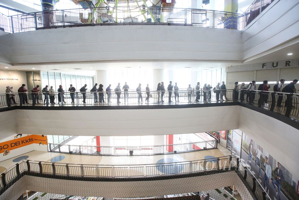 Antrean panjang para pencari kerja dalam Jakarta Job Fair di Pusat perbelanjaan Seasons City, Jakarta Barat, Rabu (15/5/2024). Bursa kerja selalu diserbu oleh para pencari kerja.