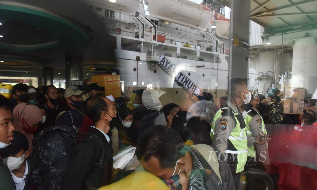 Pemudik yang akan kembali ke rantau dengan KM Bukit Raya tujuan Pontianak bersiap menuju kapal di Terminal Gapura Surya Nusantara di Pelabuhan Tanjung Perak, Kota Surabaya, Jawa Timur, Kamis (12/5/2022). Arus balik Lebaran dengan kapal laut di Pelabuhan Tanjung Perak masih terjadi. Diperkirakan arus balik masih terjadi hingga satu bulan setelah Lebaran. Sebanyak 15 kapal Pelni dan 23 kapal milik swasta, seperti kapal roro dan kapal perintis, melayani pemudik pada Lebaran 2022 di Pelabuhan Tanjung Perak. 