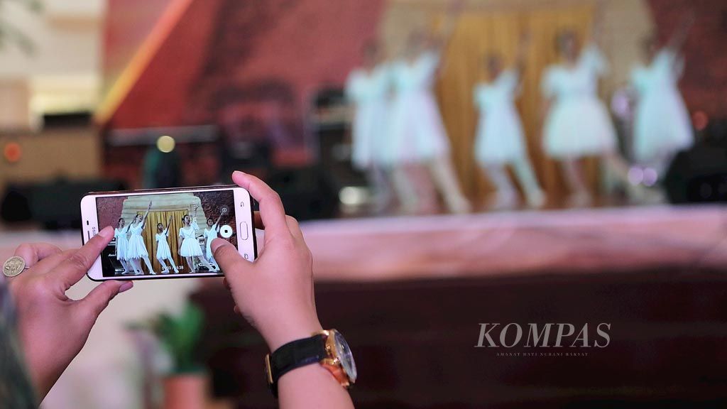 https://assetd.kompas.id/7_tdvTaTtI2KekrOqQHsncw7kys=/1024x576/filters:watermark(https://cdn-content.kompas.id/umum/kompas_main_logo.png,-16p,-13p,0)/https%3A%2F%2Fkompas.id%2Fwp-content%2Fuploads%2F2019%2F05%2F201905005_PEMENTASAN-BALET_C_web_1557065857.jpg